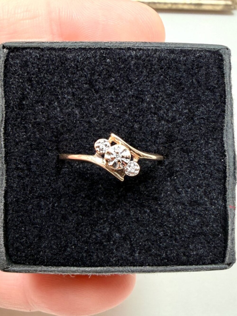 10k Solid Yellow Gold Genuine Diamond Accent Estate Ring (size 6.5) (1.2 grams)